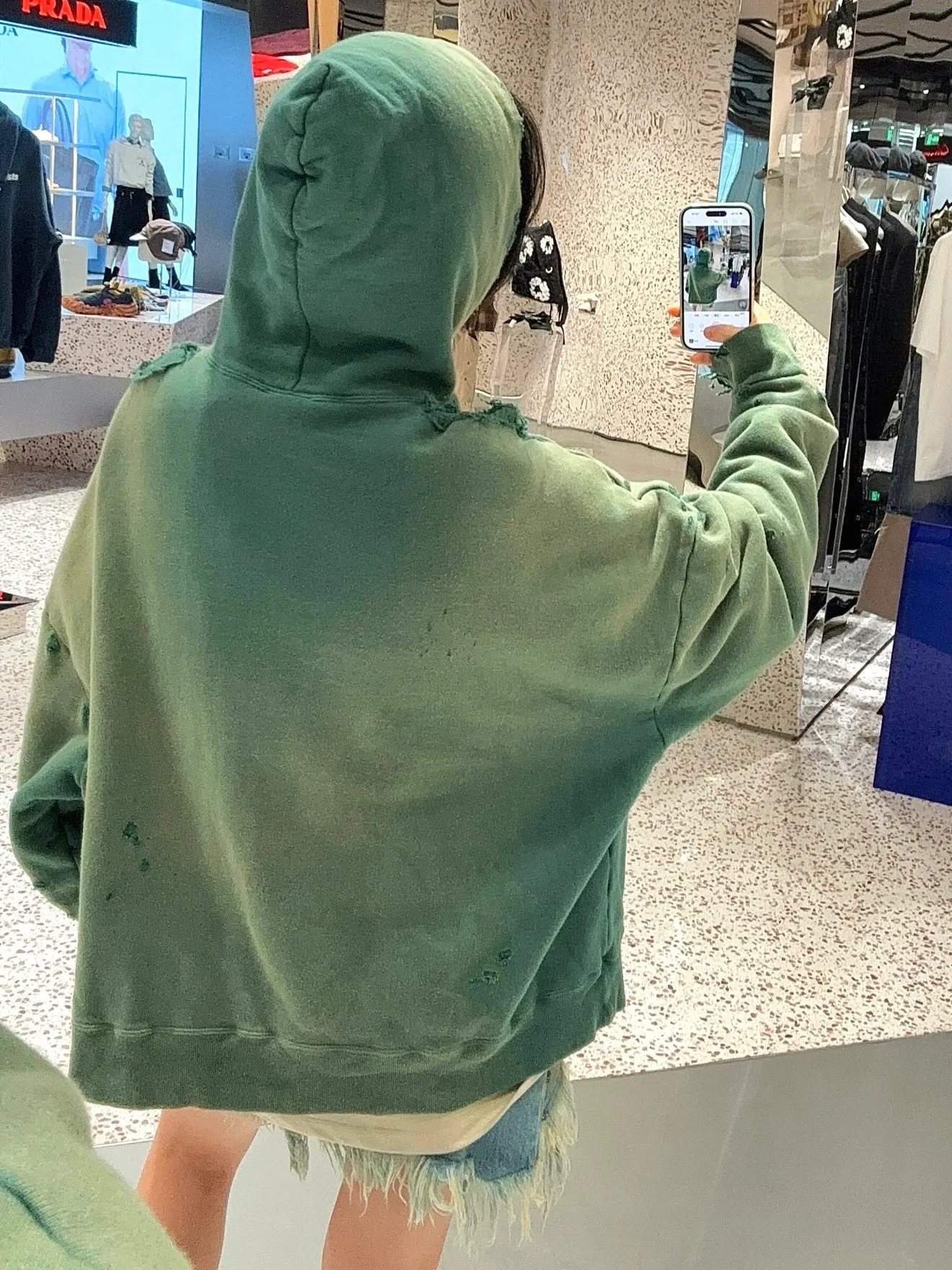 SAINT Mxxxxxx DBL FACE ZIP UP HOODIE/GREEN Double-layer destroyed waffle zipper jacket, washed green S-XL, a style that has been used in the summer. After continuous fine polishing, it has finally been shipped. The finished product is simply a work of art. Super heavy washing and distressing. Multiple water fades. Excessive hand-made wormhole destruction processing. Deconstruction and reorganization embroidery technology. Custom-made zippers with LOGO. The color details of the zipper webbing are also correct. Original grade fruit main label and wash water label. Top purchasing grade. A layer of waffle fabric is added to the inner lining to make the overall texture stronger and increase the comfort and warmth of the wearer.